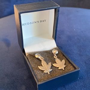 Vintage (New condition) Sterling Silver  Maple Leaf Screw/back Earrings